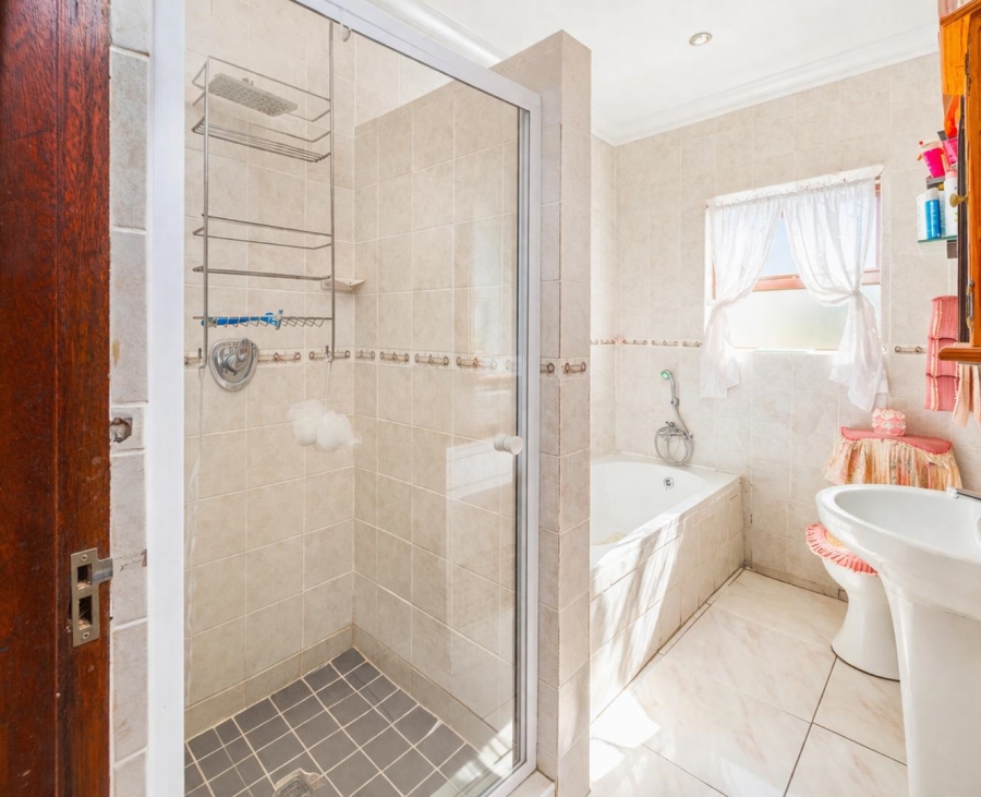 5 Bedroom Property for Sale in Melodie North West